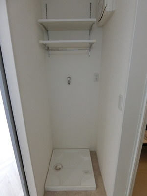 【設備】 | FUNs遊園Ⅰ/ファンズ遊園Ⅰ | 洗面所にある室内洗濯機置き場です♪防水パンがあるので万が一の漏水にも安心！上部には便利な収納棚付き☆