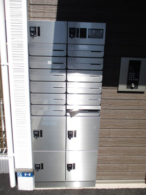 【その他共用部分】 | FUNs遊園Ⅰ/ファンズ遊園Ⅰ | 共用エントランスには宅配BOXがあるので荷物の受け取りもスムーズに♪再配達を依頼する手間が省けます☆