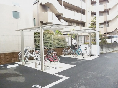 【その他共用部分】 | FUNs遊園Ⅰ/ファンズ遊園Ⅰ | 屋根付きの駐輪場で雨が降っても大切な自転車が濡れなくてすみます♪自転車はちょっとした移動手段に便利ですよね！