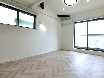 【居間・リビング】 | FUNs遊園Ⅰ/ファンズ遊園Ⅰ | 南東向きリビングダイニングキッチン12帖☆バルコニーに繋がる角部屋二面採光のお部屋です♪エアコン付きで1年中快適に過ごせますね☆