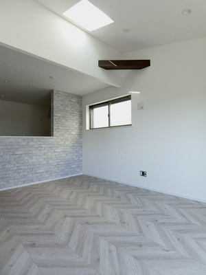 【居間・リビング】 | FUNs遊園Ⅰ/ファンズ遊園Ⅰ | 南東向きリビングダイニングキッチン12帖☆女性に人気なカウンターキッチンです！天窓ある室内は、天井も高く開放感があります♪