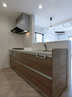 【キッチン】 | FUNs遊園Ⅰ/ファンズ遊園Ⅰ | 木目調のおしゃれなデザインのシステムキッチンです！場所を取るお鍋やお皿もたっぷり収納できてお料理がはかどります☆