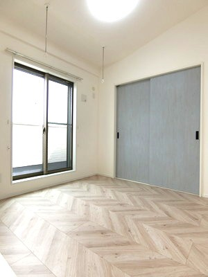 【洋室】 | FUNs遊園Ⅰ/ファンズ遊園Ⅰ | 南東向き洋室4帖☆バルコニーに繋がるお部屋です！クローゼット付きなのでお部屋すっきり片付きます♪