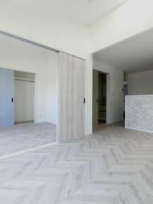 【内装】 | FUNs遊園Ⅰ/ファンズ遊園Ⅰ | リビングダイニングキッチンと洋室4帖のお部屋の間に可動間仕切りがあります♪開けるとお部屋が広く感じられます☆