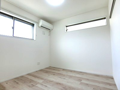 【洋室】 | FUNs遊園Ⅰ/ファンズ遊園Ⅰ | 洋室4.7帖☆玄関側にある角部屋二面採光のお部屋です！子供部屋や書斎・寝室など多用途に使えそう♪嬉しいエアコン付き☆