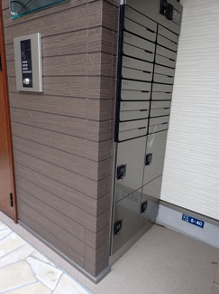 【その他共用部分】 | 共用エントランスには宅配BOXがあるので荷物の受け取りもスムーズに♪再配達の手間がかからないのが魅力♪