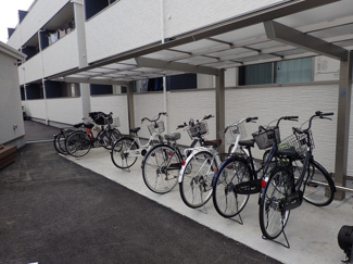 【その他共用部分】 | 屋根付きの駐輪場で雨が降っても大切な自転車が濡れなくてすみますね♪駅まで自転車もおすすめです！