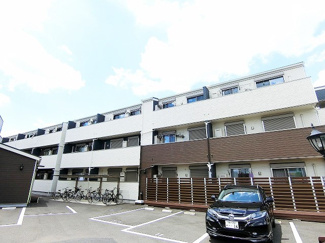 【その他共用部分】 | いつでも目の届く敷地内に駐車場があります♪お車をお持ちの方におすすめです！