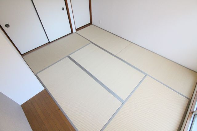 メゾンタチバナＡ棟の和室|畳の上でゆっくりとくつろげる和室です