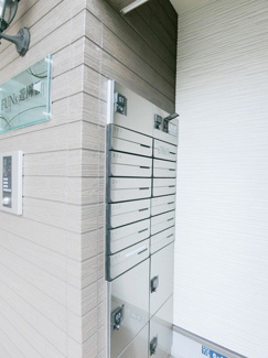【その他共用部分】 | 共用エントランスには宅配BOXがあるので荷物の受け取りもスムーズに♪再配達を依頼する手間が省けます☆