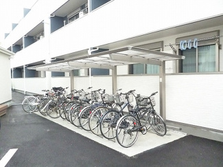 【その他共用部分】 | 屋根付きの駐輪場で雨が降っても大切な自転車が濡れなくてすみますね♪駅まで自転車もおすすめです！