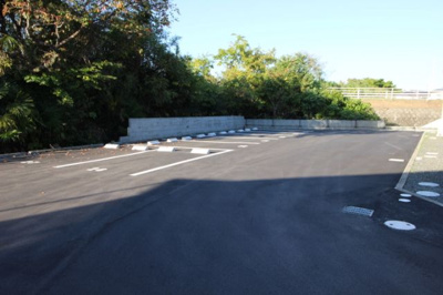 【駐車場】 | コーポ岡崎 | 広々とした駐車場があるので、車を買う予定の方も安心です