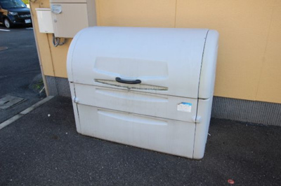 【周辺】 | コーポ岡崎 | 敷地内ゴミステーションがあります。有料ゴミ袋も不要です