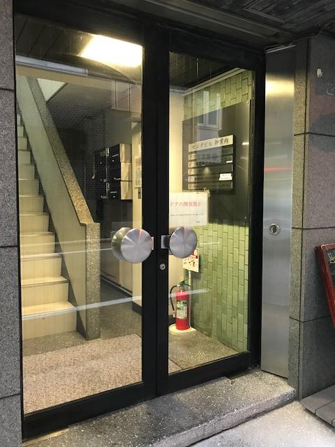 センダビルのエントランス