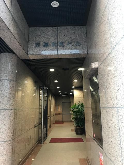 京橋北見ビル　西館のエントランス