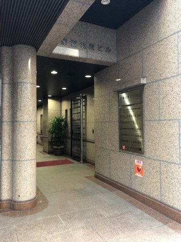 京橋北見ビル　西館のエントランス