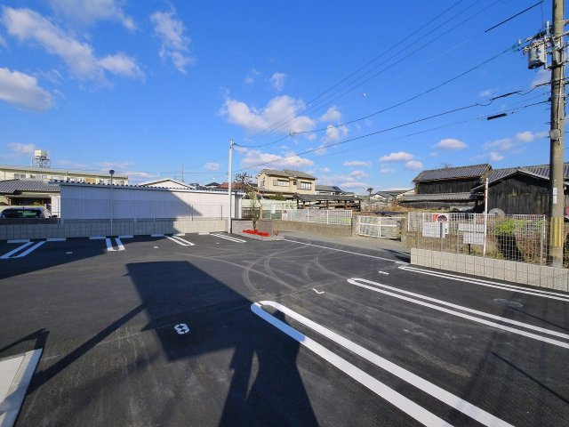 ローズガーデンⅠ番館の駐車場|駐車場があるので、車を買う予定の方も安心です
