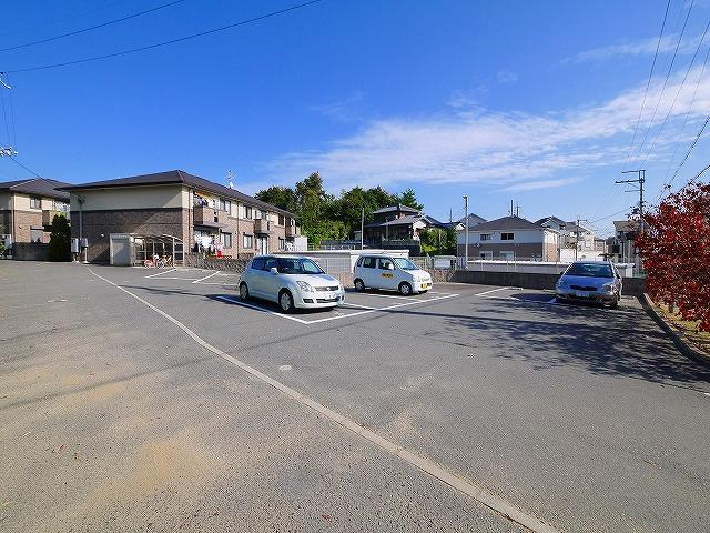 メゾン・ボヌール　Ｂ棟の駐車場|駐車場に車を止められます