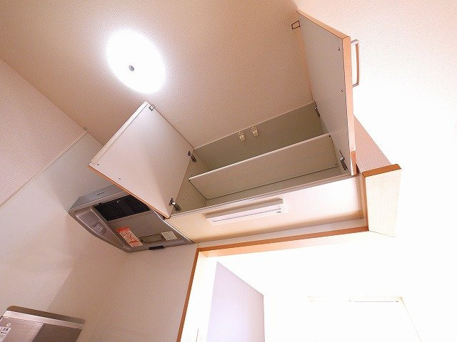 メゾン・ボヌール　Ｂ棟のキッチン|キッチン上段の収納スペースです