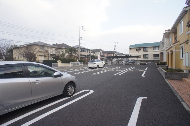 メゾン・ドゥ・ソレイユBの駐車場
