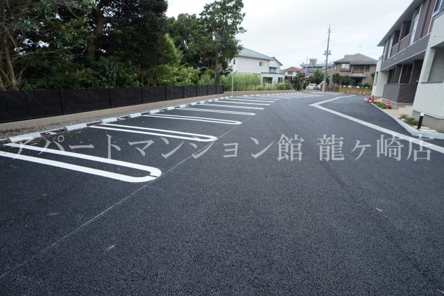 グラースⅡの駐車場
