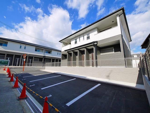 ユニゾン百楽園Ⅱの駐車場|建物外観を気になさる方へ、見た目の良い物件です