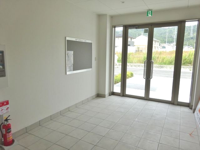OTO寺家駅前のエントランス