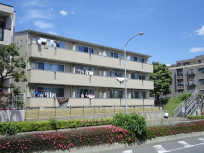 【外観】 | ミルフィーユ都筑 | 2沿線利用可能な「センター北」駅より徒歩9分！ワンちゃんと一緒に暮らせる3階建てアパートです☆