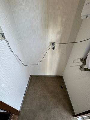 【展望】 | ニシキハイツ | 玄関にある室内洗濯機置き場です♪室内に洗濯機を置けるので、洗濯機が傷みにくいのが嬉しいですよね☆