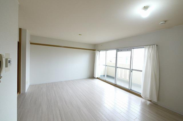 まあぁろ～マンションの居間・リビング|家具をしっかり配置できる広さがあります。
