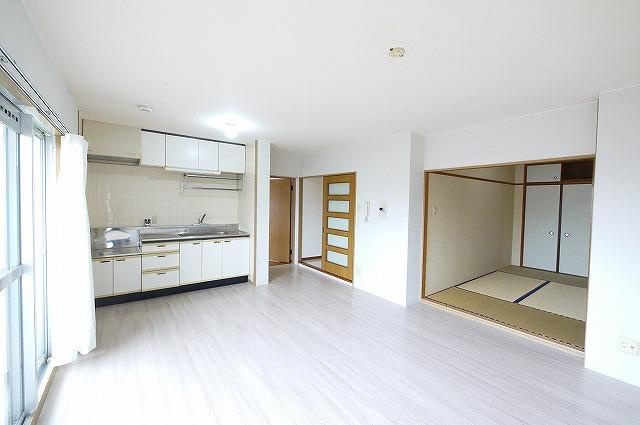 まあぁろ～マンションの居間・リビング|ダイニングテーブルなどを置いても狭く感じないですよ。