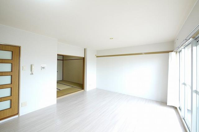 まあぁろ～マンションの居間・リビング|こちらのリビングで趣味の時間をお楽しみください