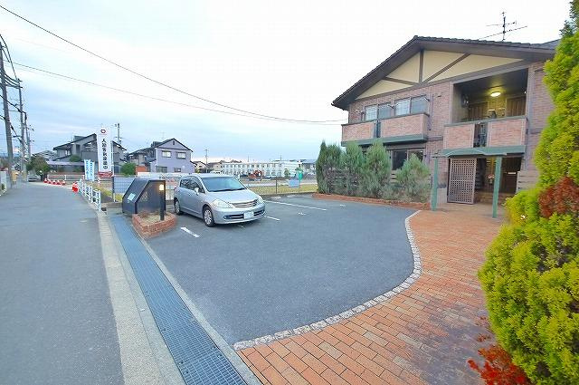 カーサフルーレⅠの駐車場|お車をお持ちの方も安心の駐車場です
