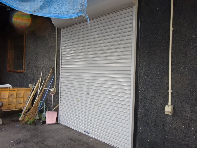 倉敷市西富井の倉庫のエントランス