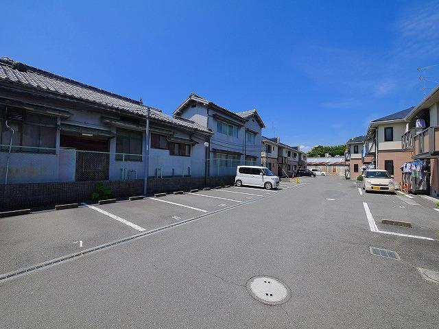 エクセル青垣の駐車場|車をお持ちの方に嬉しい駐車場付きの物件です