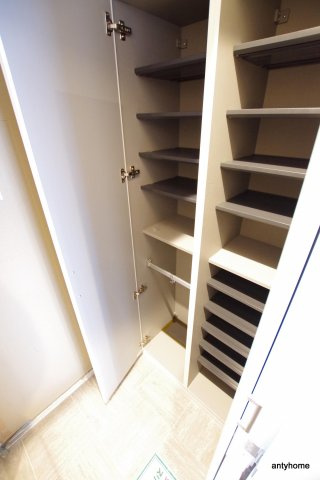 サンネクテール天満橋　仲介手数料無料の玄関