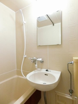 【洗面所】 | ミングルAP.栗谷三番館 | バスルームにある洗面台です！鏡の前で身支度ばっちりできちゃいます◎