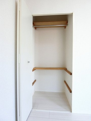 【収納】 | ミングルAP.栗谷三番館 | バルコニーに繋がる洋室4.5帖にあるクローゼットです！お洋服もしわにならず、キレイに収納できます☆