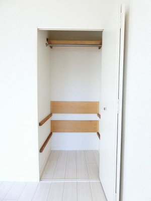 【収納】 | ミングルAP.栗谷三番館 | 玄関から入って左側・洋室4.5帖にあるクローゼットです！奥行きのあるクローゼットでお洋服もすっきり片付きます！洋室のお部屋それぞれにクローゼットがあると便利ですね！