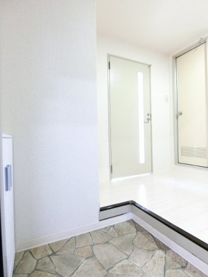 【玄関】 | ミングルAP.栗谷三番館 | 玄関から室内への景観です♪入ってすぐに4帖のキッチンスペースがあります☆