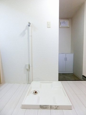【設備】 | ミングルAP.栗谷三番館 | 玄関にある室内洗濯機置き場です♪防水パンが付いているので万が一の漏水にも安心です！