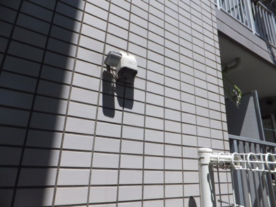 【エントランス】 | ミングルAP.栗谷三番館 | 共用エントランスにある防犯カメラです！夜遅くに帰宅する時も、お出かけ時でも安心ですね♪