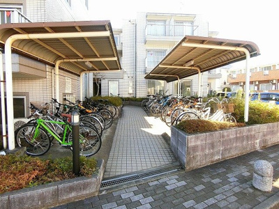 【その他共用部分】 | ミングルAP.栗谷三番館 | 屋根つきの駐輪場で雨が降っても大切な自転車が濡れなくてすみますね♪荷物が重いときに自転車があれば助かりますね！