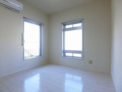 【洋室】 | ミングルAP.栗谷三番館 | 南西向き洋室4.5帖☆バルコニーに繋がる角部屋二面採光です！エアコン付きで1年中快適に過ごせますね☆照明も完備◎