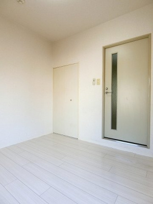 【洋室】 | ミングルAP.栗谷三番館 | 南西向き洋室4.5帖☆クローゼットがあります♪お洋服がスッキリ収納できて、整理しやすくなりますね☆