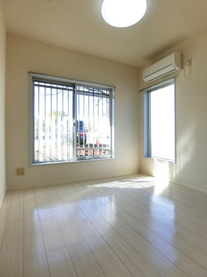 【洋室】 | ミングルAP.栗谷三番館 | 南西向き洋室4.5帖☆玄関から入って左側にある二面採光のお部屋です！こちらのお部屋にもエアコンと照明が付いています♪洋室なのでお手入れもラクラク～♪