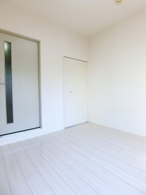 【寝室】 | ミングルAP.栗谷三番館 | 洋室4.5帖☆ベッドを置いて寝室にするのもオススメです☆こちらのお部屋にもクローゼットがあります♪