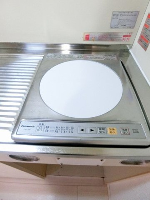 【キッチン】 | ミングルAP.栗谷三番館 | キッチンは1口IHクッキングヒーター！IHは火を使わないので安心なうえ、お掃除もラクラク♪