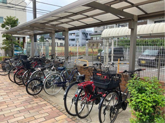 【その他共用部分】 | 屋根付きの駐輪場で雨が降っても大切な自転車が濡れなくてすみますね♪駅まで自転車もおすすめです！