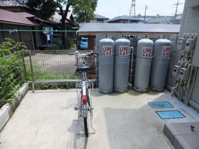 【その他共用部分】 | ニューハイツケンゴ | 敷地内に自転車置き場を完備しています！荷物が重いときに自転車があれば助かりますね☆
